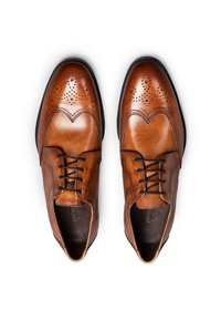 Bruine leren nette schoenen met een ronde neus en geperforeerde details. Voorzien van een vetersluiting en een contrasterende zwarte zool.