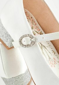 Next CORSAGE FLOWER BRIDESMAID - Riemchenballerina - white satin stain resistant