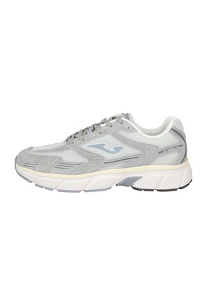 Zapatilla deportiva gris con materiales de malla y ante, que cuenta con un logo azul claro, detalles texturizados y una suela acolchada en blanco y negro.