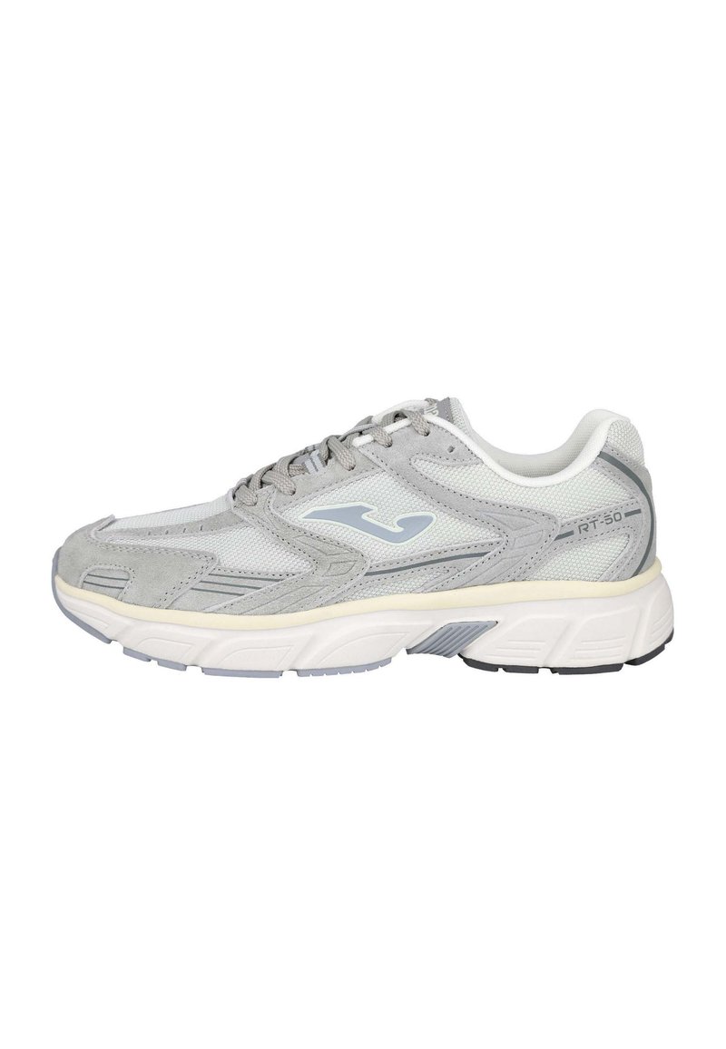 Zapatilla deportiva gris con materiales de malla y ante, que cuenta con un logo azul claro, detalles texturizados y una suela acolchada en blanco y negro.