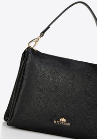Borsa a tracolla nera in pelle con superficie texturizzata, hardware dorato e una tracolla. Presenta un logo sottile sul davanti.