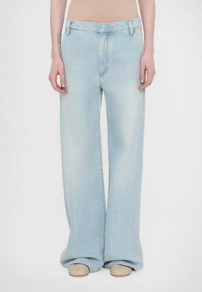 Jeans azzurri chiari a gamba larga con vita alta, realizzati in denim. Presentano una chiusura con zip, passanti per cintura e una leggera scoloritura.