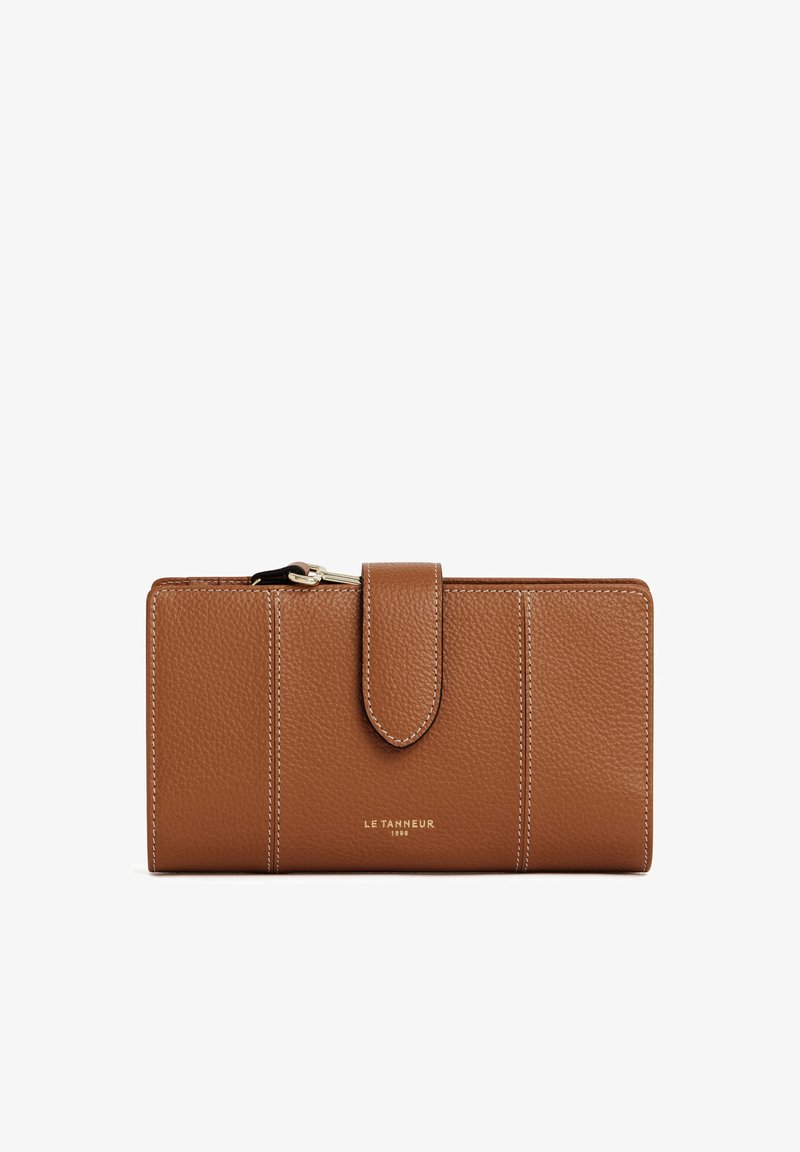 Portafoglio in pelle marrone con finitura testurizzata, dotato di chiusura a scatto e cuciture bianche. Logo impresso sul davanti. Forma rettangolare sottile.