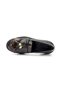 Mocassini in pelle nera con una finitura liscia, caratterizzati da un pon-pon decorativo e dettagli in metallo tono oro. Design slim con punta arrotondata.