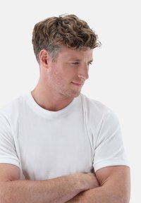 Weißes T-Shirt mit kurzen Ärmeln und Rundhalsausschnitt; glattes Material und lockere Passform. Das Shirt wird von einer Person mit heller Haut und kurzen Haaren getragen.