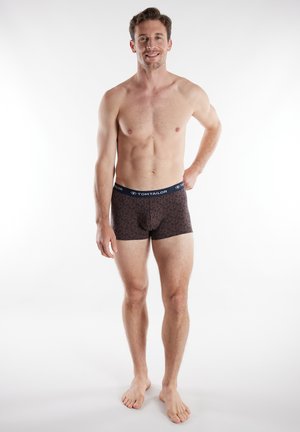 Herren-Boxershorts aus einem dunkelbraunen Stoff mit einem schwarzen Leopardenmuster. Der Bund ist navy und trägt das Markenlogo.