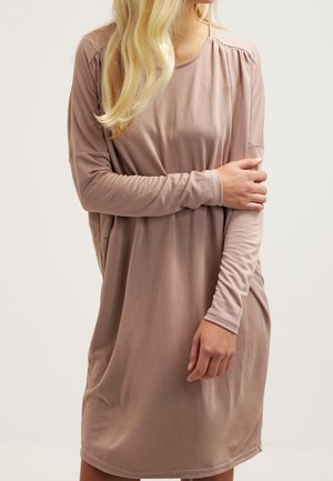 Abito lungo con maniche, fino al ginocchio, in morbido tessuto taupe. Presenta una vestibilità ampia, scollatura rotonda e una leggera arricciatura alle cuciture delle spalle.