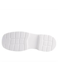 Vit sneakersula med en texturerad gummiyta, som har ett rut- och linjemönster för grepp och hållbarhet, släta kanter och en rundad tå.