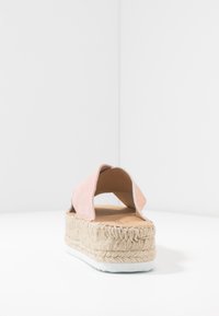 Růžové semišové espadrilky s otevřenou patou, s pleteným juty středem a bílou gumovou podrážkou.