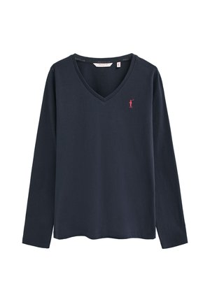 Camiseta azul marino de manga larga con cuello en V y pequeño logotipo rosa de jugador de polo en el pecho izquierdo y etiqueta dentro del cuello.