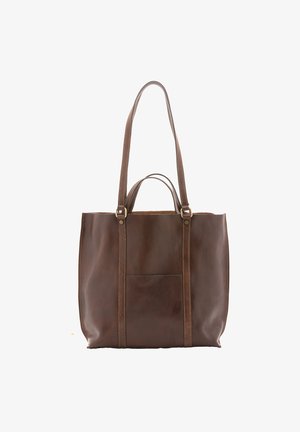 Braune Leder-Tote mit zwei langen Trägern, quadratischer Form und einer Vordertasche. Verfügt über Kontrastnähte und eine glatte Textur.