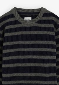 Suéter a rayas en azul marino y gris con un patrón de tejido texturizado, que presenta un cuello redondo y puños acanalados. Etiqueta de la marca visible en el interior.