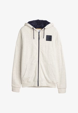 Lichtgrijze rits hoodie met een marineblauwe fleece-gevoerde capuchon. Kenmerkt zich door een gestructureerde zwarte patch en trekkoordaccenten op de capuchon, en heeft voorzakken.