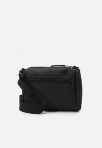 Borsa a tracolla rettangolare nera realizzata in materiale liscio, con chiusura zip superiore e tracolla regolabile. Design minimale senza motivi.