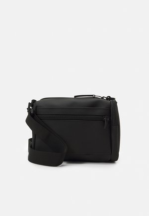 Borsa a tracolla rettangolare nera realizzata in materiale liscio, con chiusura zip superiore e tracolla regolabile. Design minimale senza motivi.