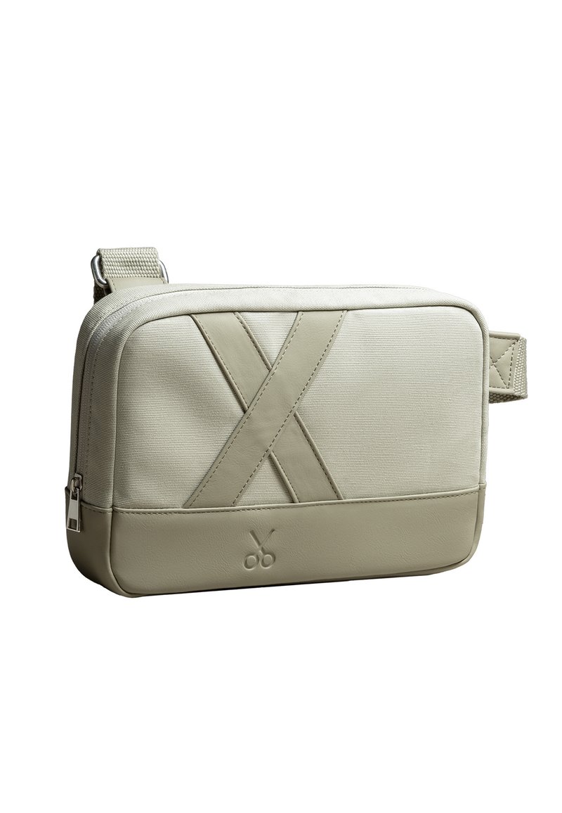 Borsa in tessuto e pelle beige con chiusura a zip, design a punto croce, tracolla regolabile e logo impresso nella parte anteriore inferiore.