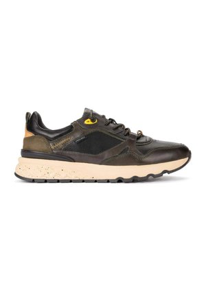 Zapatilla deportiva marrón oscuro y negra con suela beige, panel lateral de malla, cierre con cordones en la parte delantera y pequeños detalles amarillos y marrones claros sobre fondo blanco.