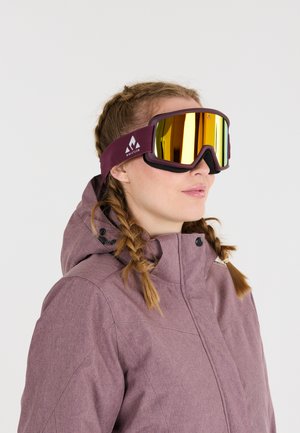 Skidräkt med en bred guldreflekterande lins, svart skumvaddering och ett maroon justerbart band med en logotyp. Bärs med en matchande jacka.