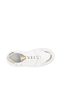 Sneaker bianca con accenti dorati, materiale in pelle, punta rotonda, design con lacci, collo imbottito e dettagli con logo sul lato.