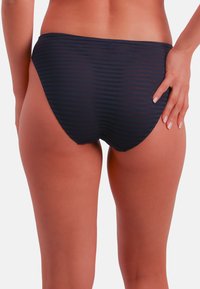 Mørk marineblå badedragt med ribbet tekstur, med en mellem-lav talje og en glat taljebånd, designet for komfort og stil.