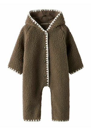 Brun babydress i fleece med hette, trykknapper foran og hvit bølget kant på kantene.