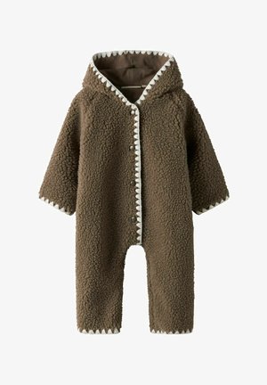 Brun babydress i fleece med hette, trykknapper foran og hvit bølget kant på kantene.