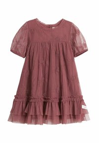 Lila mekko, jossa on lyhyet läpinäkyvät hihat, kukkaeleganssia ja poimutettu röyhelöhelma. Valmistettu kevyestä kankaasta, jossa on teksturoitu kuosi.