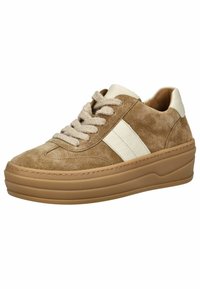Sneaker in suede marrone con una striscia crema, presenta lacci rotondi, suola imbottita e superficie testurizzata, progettato con un'altezza della piattaforma.