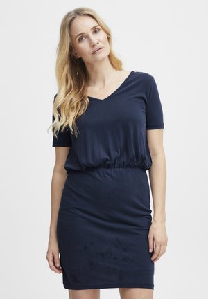 Marineblaues Kurzarmkleid mit V-Ausschnitt, elastischem Bund und tailliertem Schnitt. Glatte Textur mit subtiler Schimmer.