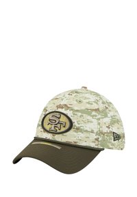Camouflage-Muster Baseballmütze mit runder Krone, olivgrüner Krempe und gesticktem Logo mit "SF" auf einem runden Patch. Strukturiertem Stoff.