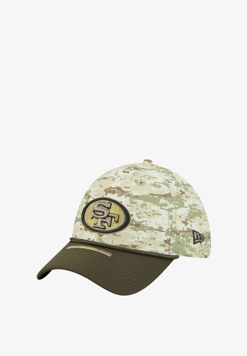 Camouflage-Muster Baseballmütze mit runder Krone, olivgrüner Krempe und gesticktem Logo mit "SF" auf einem runden Patch. Strukturiertem Stoff.