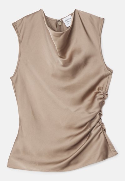 Top s výstrihom v krku bez rukávov v béžovom saténe. Obsahuje zberané detaily na boku a zips na zadnej strane. Hladká textúra.