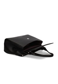 Borsa in pelle nera con apertura superiore, superficie liscia e due manici corti. L'interno presenta un ampio scomparto con un design minimalista.