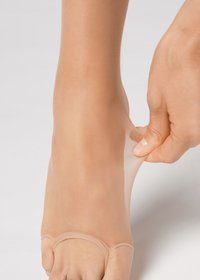 Gennemsigtige, nude strømpebukser der forsigtigt trækkes af en fod. Stoffet er let og glat, med en afrundet tådesign og minimale sømme.