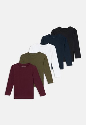 Cinq chemises à manches longues avec col rond en bordeaux, vert olive, blanc, bleu marine et noir, disposées en chevauchement sur un fond blanc.