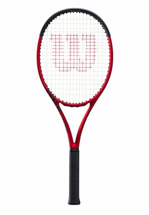 Racchetta da tennis Wilson rossa e nera con manico nero e grande logo rosso "W" intrecciato nelle corde bianche, mostrata in posizione verticale su sfondo bianco.