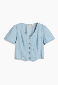 Blusa in denim azzurro chiaro a maniche corte con scollo a V profondo, cinque bottoni in ottone sul davanti e una silhouette leggermente cropped.