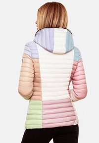 Veste rembourrée avec un design en patchwork multicolore dans des teintes pastel de rose, lavande, blanc et vert, dotée d'une capuche et d'une fermeture éclair.