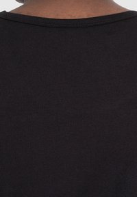 Schwarzes T-Shirt aus weicher, dehnbarer Baumwolle. Hat einen Rundhalsausschnitt und eine glatte, gleichmäßige Textur mit minimalen Nähdetails.