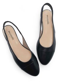 Zapatos de slingback de cuero negro con punta redonda, que cuentan con una parte superior lisa, detalles de costura sutiles y una correa trenzada en el talón.