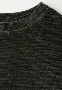 Tejido de pana verde oscuro con una superficie texturizada y estriada. El tejido presenta un escote redondeado y un color homogéneo en toda su extensión.