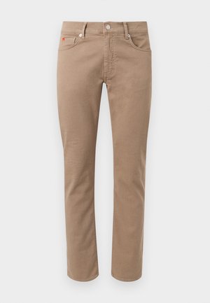 Béžové bavlnené nohavice úzkeho strihu s prednými vreckami, pútkami na opasok a kovovým zapínaním na gombík, zobrazené na jednoduchom svetlosivom pozadí.