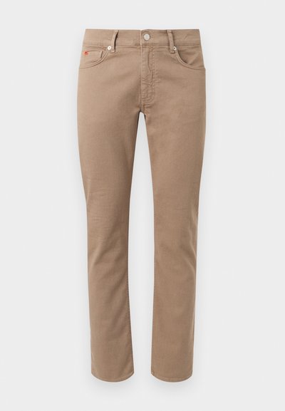 Παντελόνι στενής γραμμής από μπεζ βαμβάκι με εμπρόσθιες τσέπες, θηλιές για ζώνη και κλείσιμο με μεταλλικό κουμπί, εμφανιζόμενο σε απλό ανοιχτό γκρι φόντο.