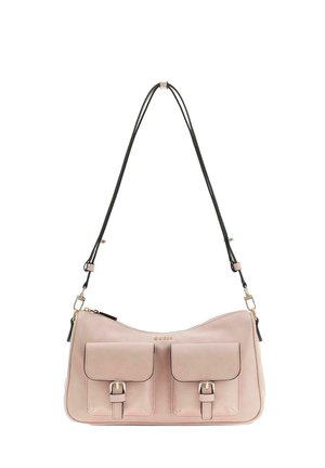 Borsa a spalla rosa chiaro con due tasche frontali con fibbie e tracolla nera lunga regolabile, logo GUESS sopra le tasche.