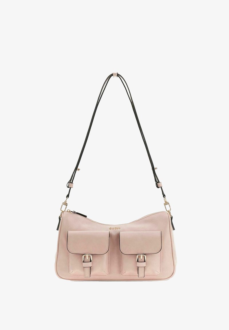 Sac à bandoulière rose clair avec deux poches avant à boucles et longue sangle noire réglable, logo GUESS au-dessus des poches.