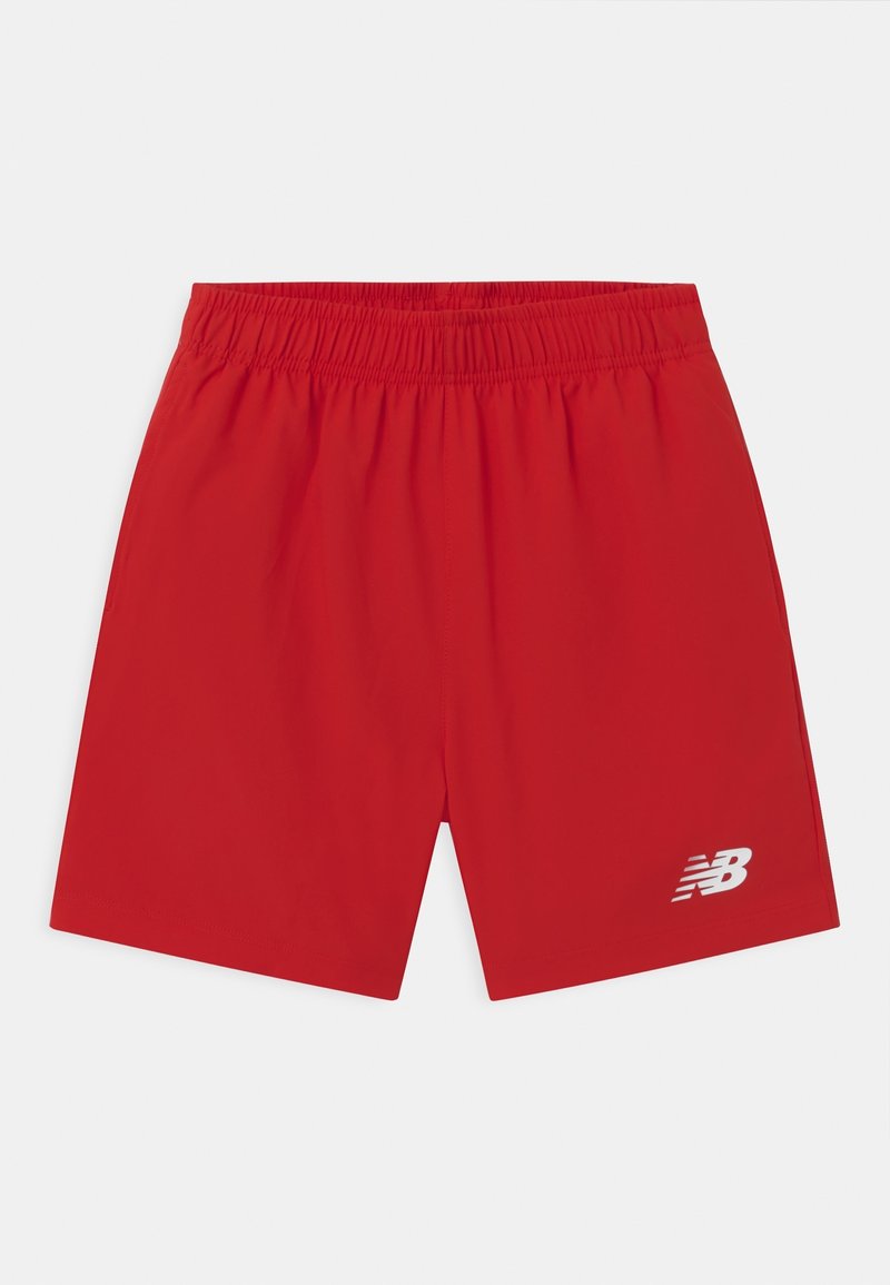 Pantalones cortos deportivos rojos hechos de tela ligera, con una cinturilla elástica y un logo blanco en el lado inferior derecho.