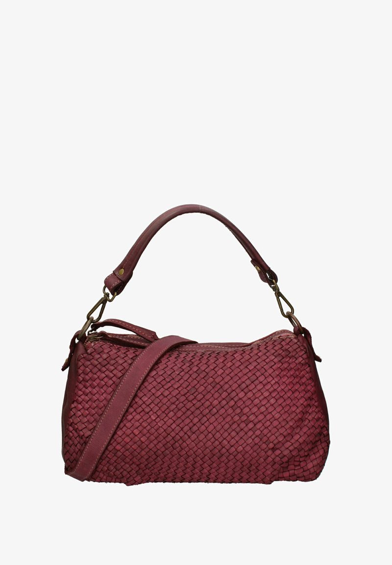 Sac en cuir bourgogne tressé avec une poignée arrondie, une bandoulière réglable et une fermeture éclair. Texture lisse avec des détails en motif tressé.