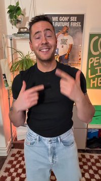 Schwarzes figurbetontes Hemd und hellblaue hoch taillierte Jeans aus Denim mit glatter Textur. Im Hintergrund sind Zimmerpflanzen und Poster zu sehen.