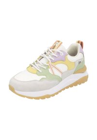 Des baskets multicolores présentant des panneaux en daim et cuir blanc, violet clair, jaune et vert, avec des lacets texturés et une semelle épaisse beige.