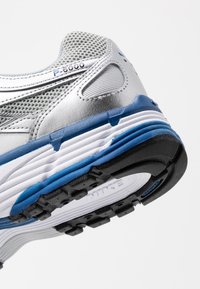 Nike Sportswear W NIKE P-3000 CNCPT - Sportcipő - metallic silver/white/black/team royal